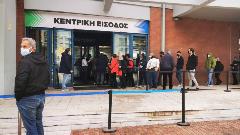 Μεγάλη αύξηση παρουσιάζουν οι εμβολιασμοί κατά του κορωνοϊού. Πολίτες που δεν έχουν εμβολιαστεί έκλεισαν ραντεβού για την πρώτη δόση, αλλά και εμβολιασμένοι που έχουν συμπληρώσει έξι μήνες από τη δεύτερη δόση, σπεύδουν να κάνουν την τρίτη δόση.   Σύμφωνα με τα στοιχεία, χθες Τρίτη πραγματοποιήθηκαν πάνω από 80.000 εμβολιασμοί πρώτης, δεύτερης και αναμνηστικής δόσης, ενώ σύμφωνα με όσα με τον υφυπουργό Ψηφιακής Διακυβέρνησης Γιώργος Γεωργαντάς, «οδεύουμε στον αριθμό των 100.000 ημερήσιων εμβολιασμών που γίνο