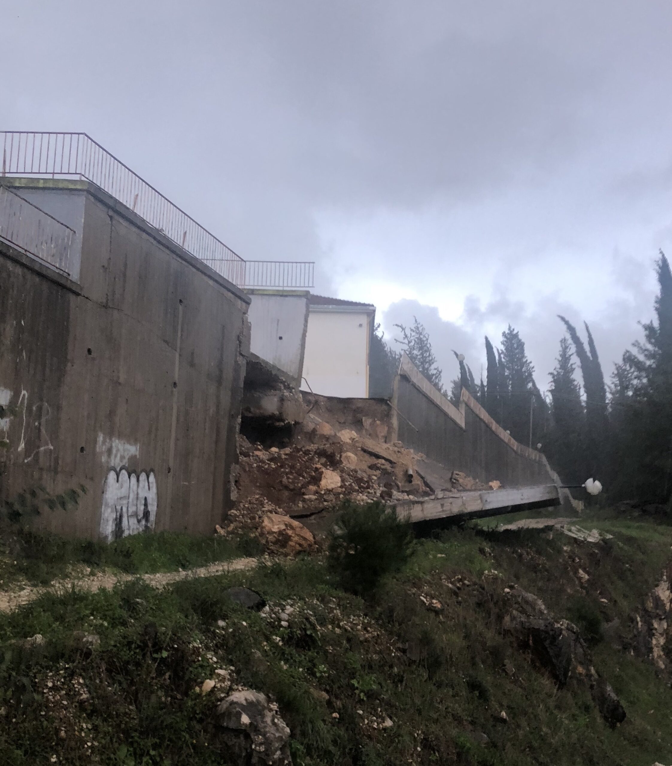 Κατέρρευσε τοίχος σε σχολείο στην Άρτα