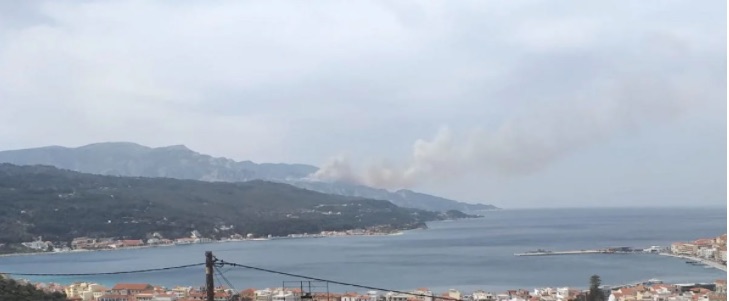 Μεγάλη φωτιά στη Σάμο - Εκκενώνεται οικισμός