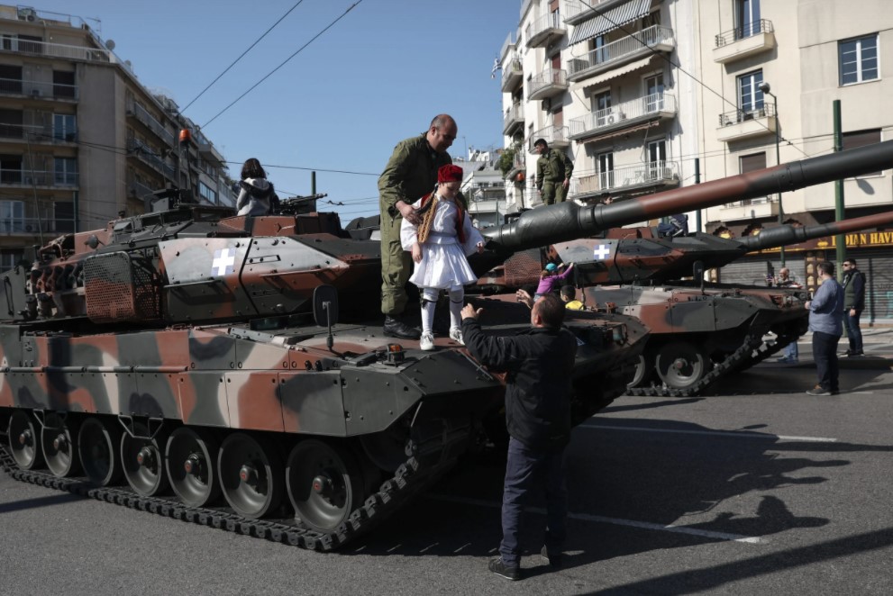 Εντυπωσιακή στρατιωτική παρέλαση με μεγάλη παρουσία κόσμου στην Αθήνα