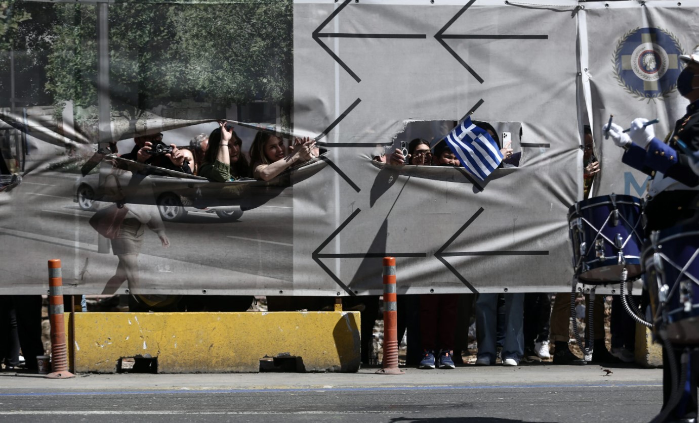 Εντυπωσιακή στρατιωτική παρέλαση με μεγάλη παρουσία κόσμου στην Αθήνα