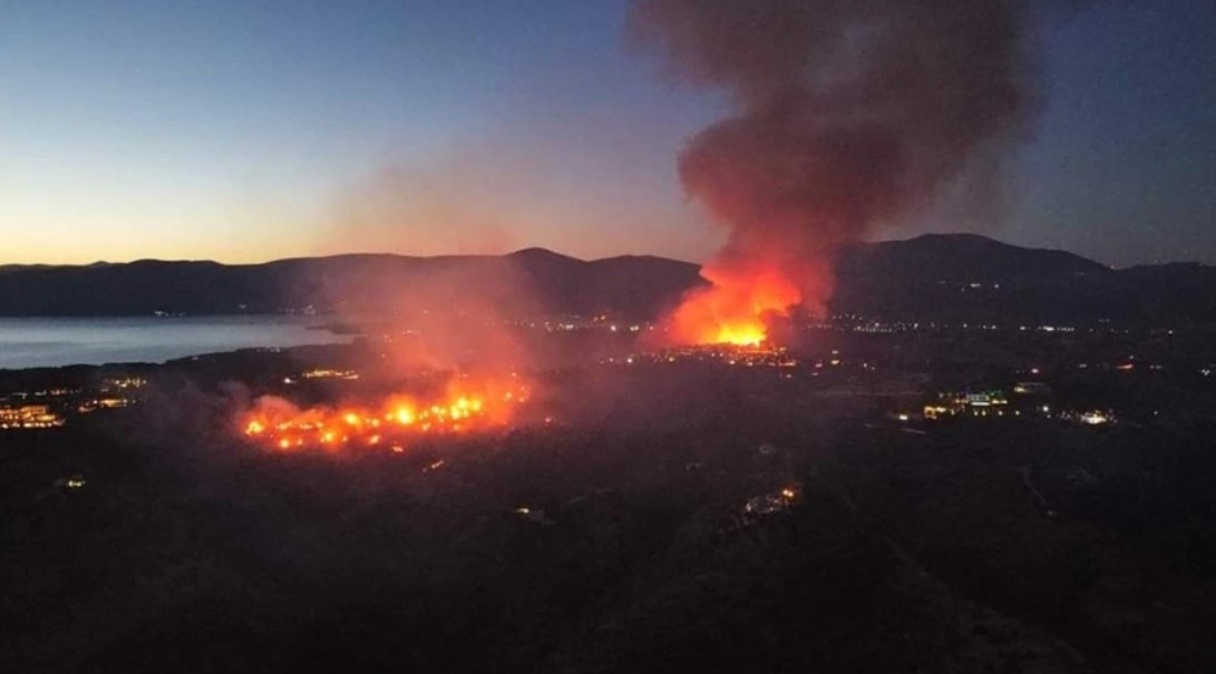 Μαίνονται οι πυρκαγιές σε Ιτέα και Κρανίδι – Μεγάλη η μάχη των πυροσβεστών 