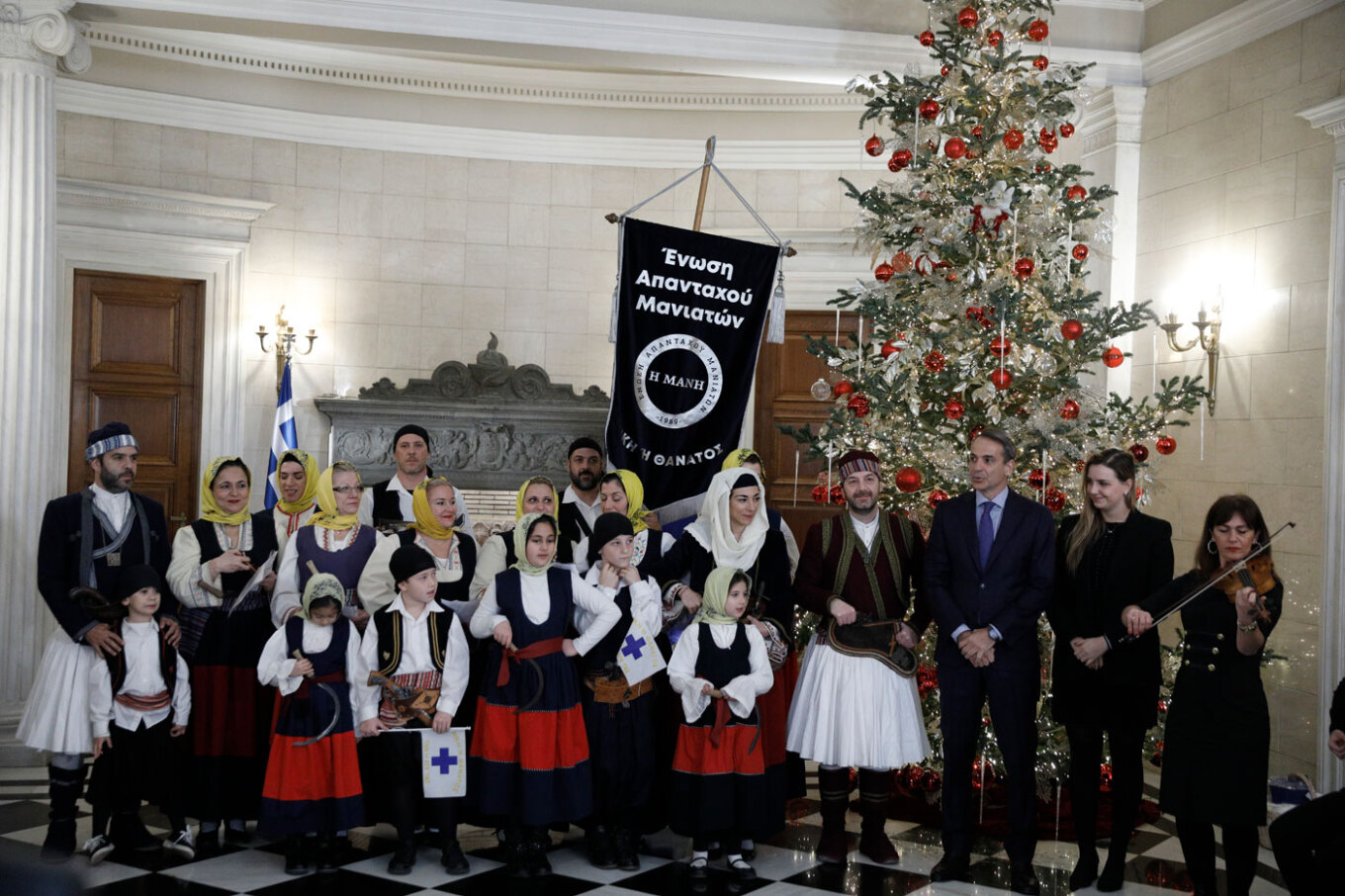 Πρωτοχρονιάτικα κάλαντα από τη Μάνη στον Μητσοτάκη