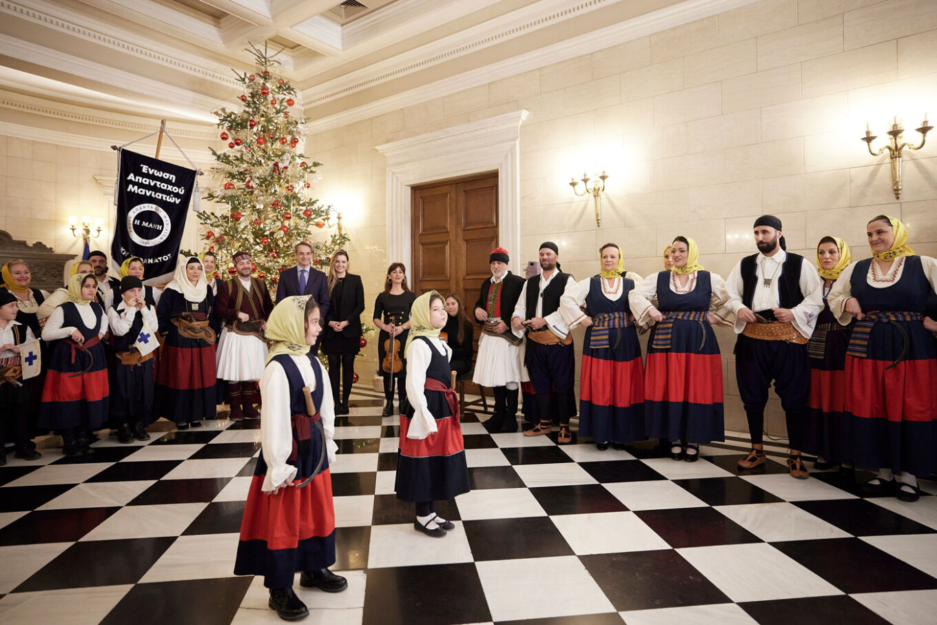 Πρωτοχρονιάτικα κάλαντα από τη Μάνη στον Μητσοτάκη