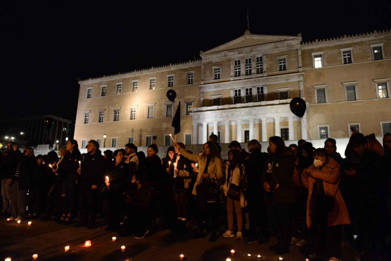 Επεισόδια στο Σύνταγμα μετά τη σιωπηρή διαμαρτυρία για την τραγωδία στα Τέμπη