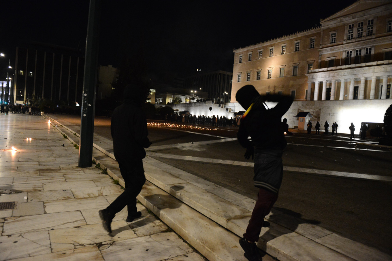 Επεισόδια στο Σύνταγμα μετά τη σιωπηρή διαμαρτυρία για την τραγωδία στα Τέμπη