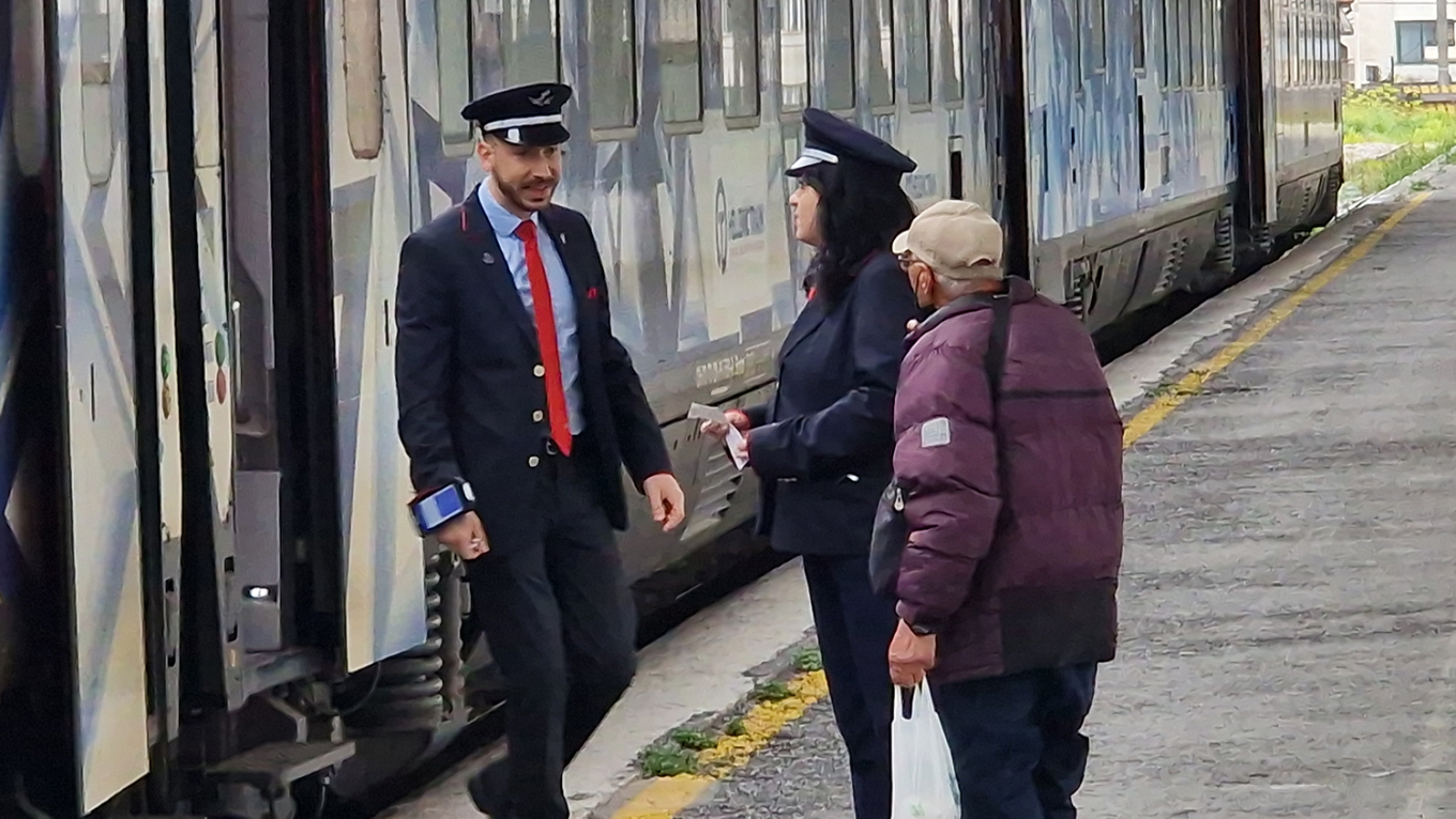 Η συγκινητική στιγμή που το Intercity περνάει για πρώτη φορά από τα Τέμπη