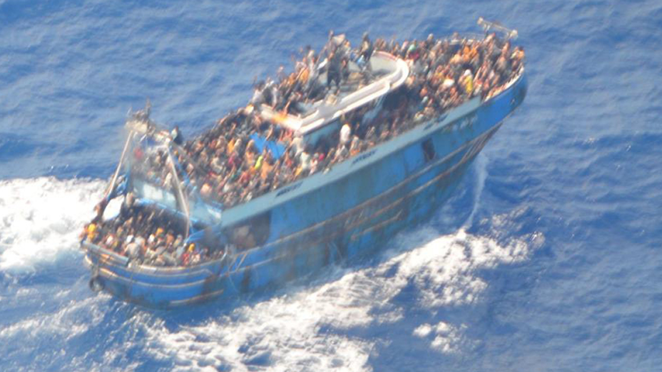 79 άνθρωποι έχουν εντοπιστεί νεκροί, ενώ έχουν διασωθεί 104 μετανάστες. 