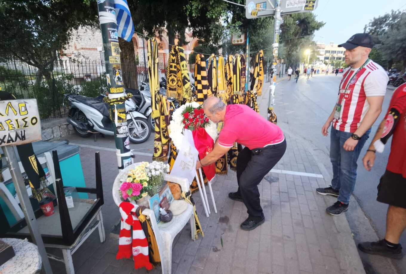 Νέα Φιλαδέλφεια: Φίλαθλοι του Ολυμπιακού άφησαν κασκόλ και στεφάνι στο σημείο που δολοφονήθηκε ο Μιχάλης Κατσουρής