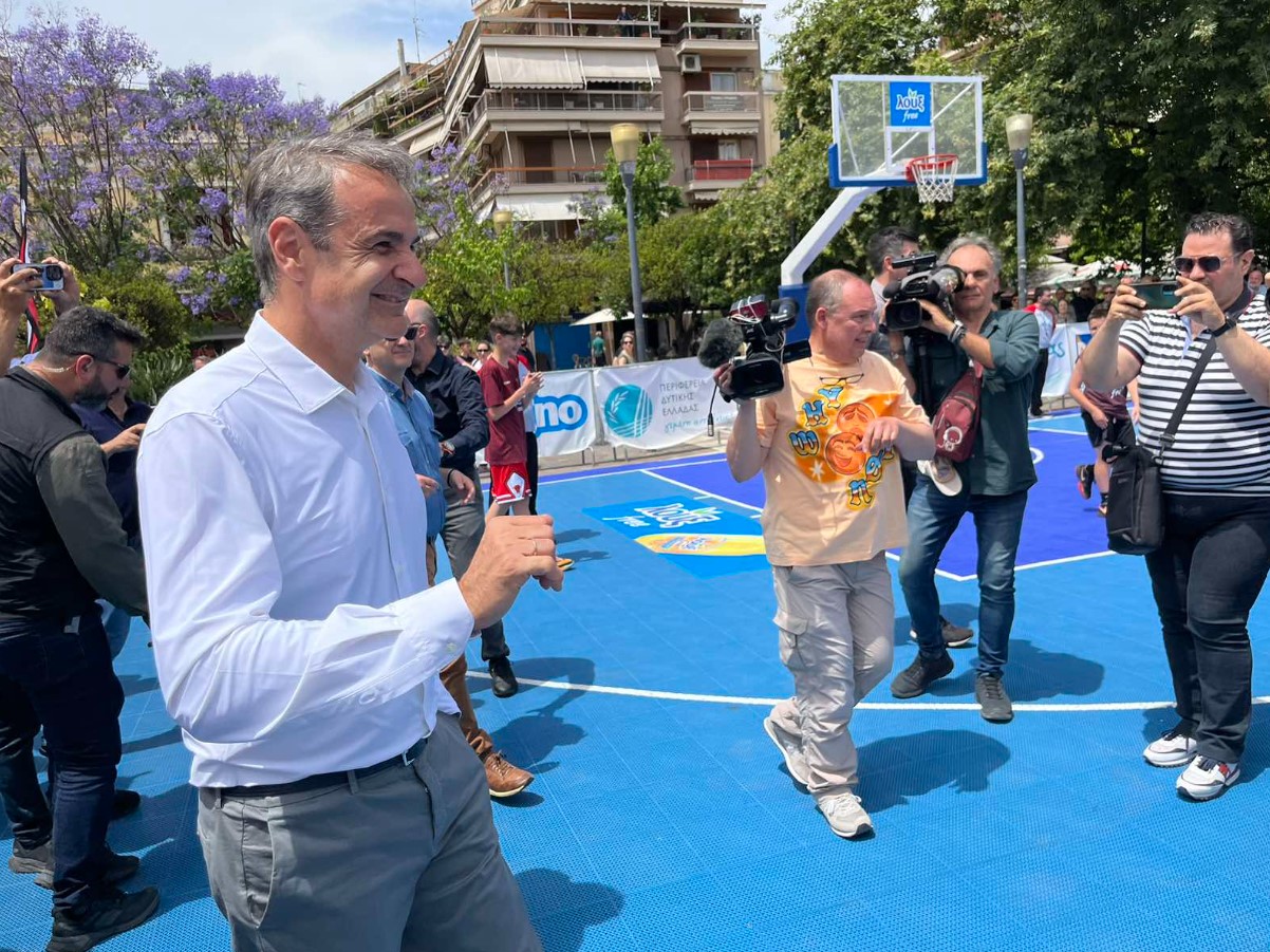 O Mητσοτάκης έριξε βολές σε γήπεδο μπάσκετ στο Αγρίνιο