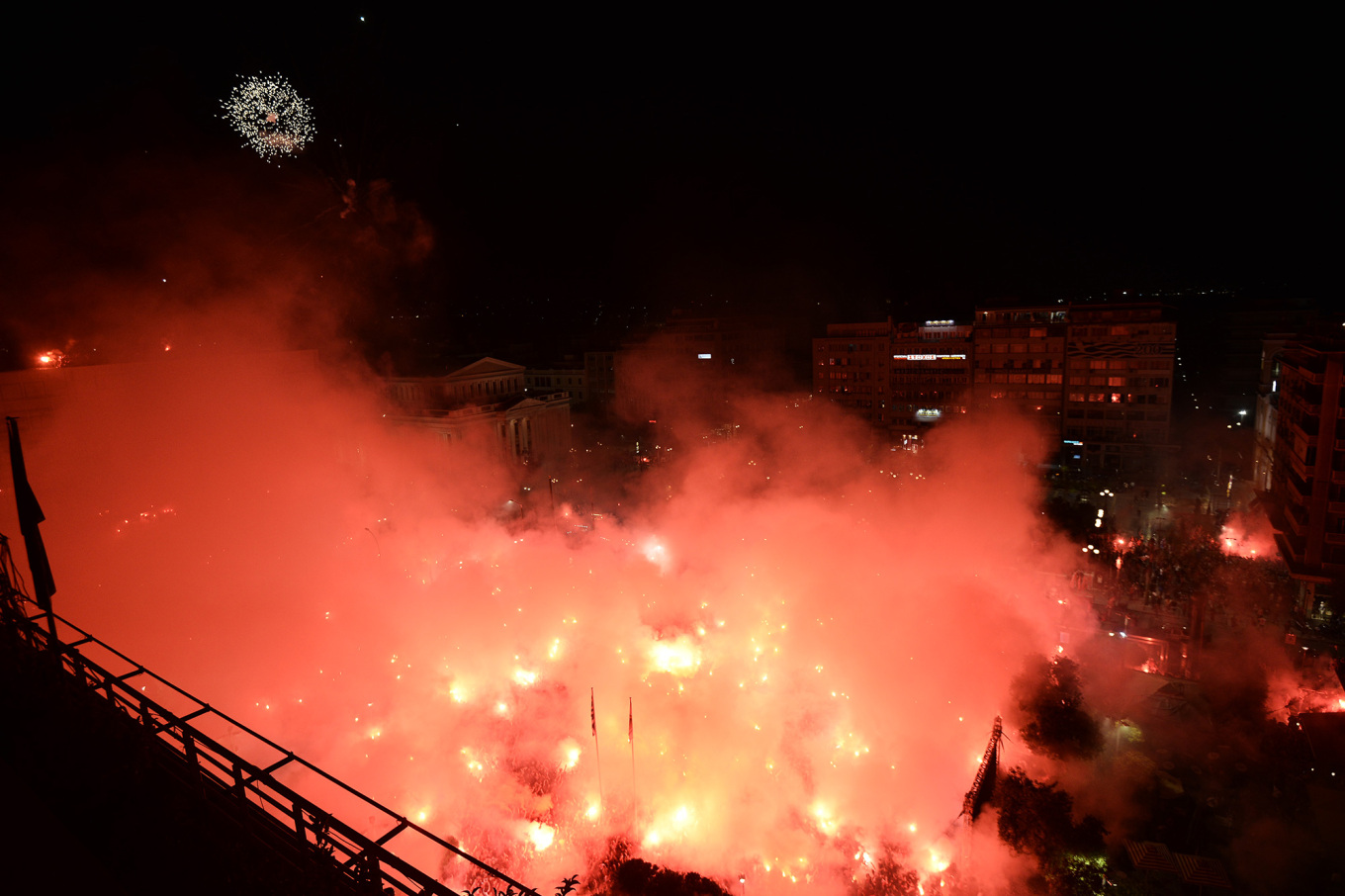 Φλέγεται ο Πειραιάς, η γιορτή ξεκίνησε μετά τον θρίαμβο του Ολυμπιακού