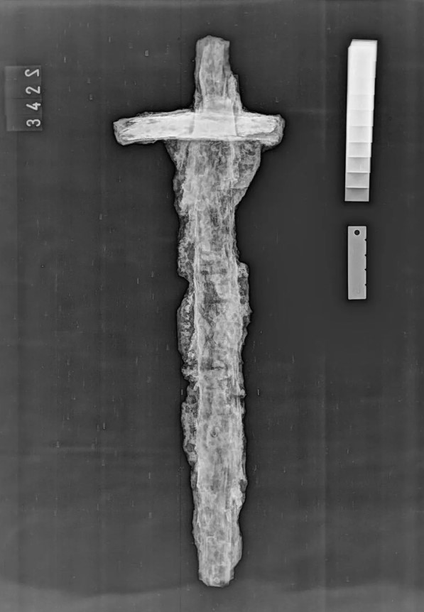 Αγρότης καθάριζε μαζί με τον γιο του το αγρόκτημα και ανακάλυψε τυχαία ένα αρχαίο σπαθί 1.000 ετών