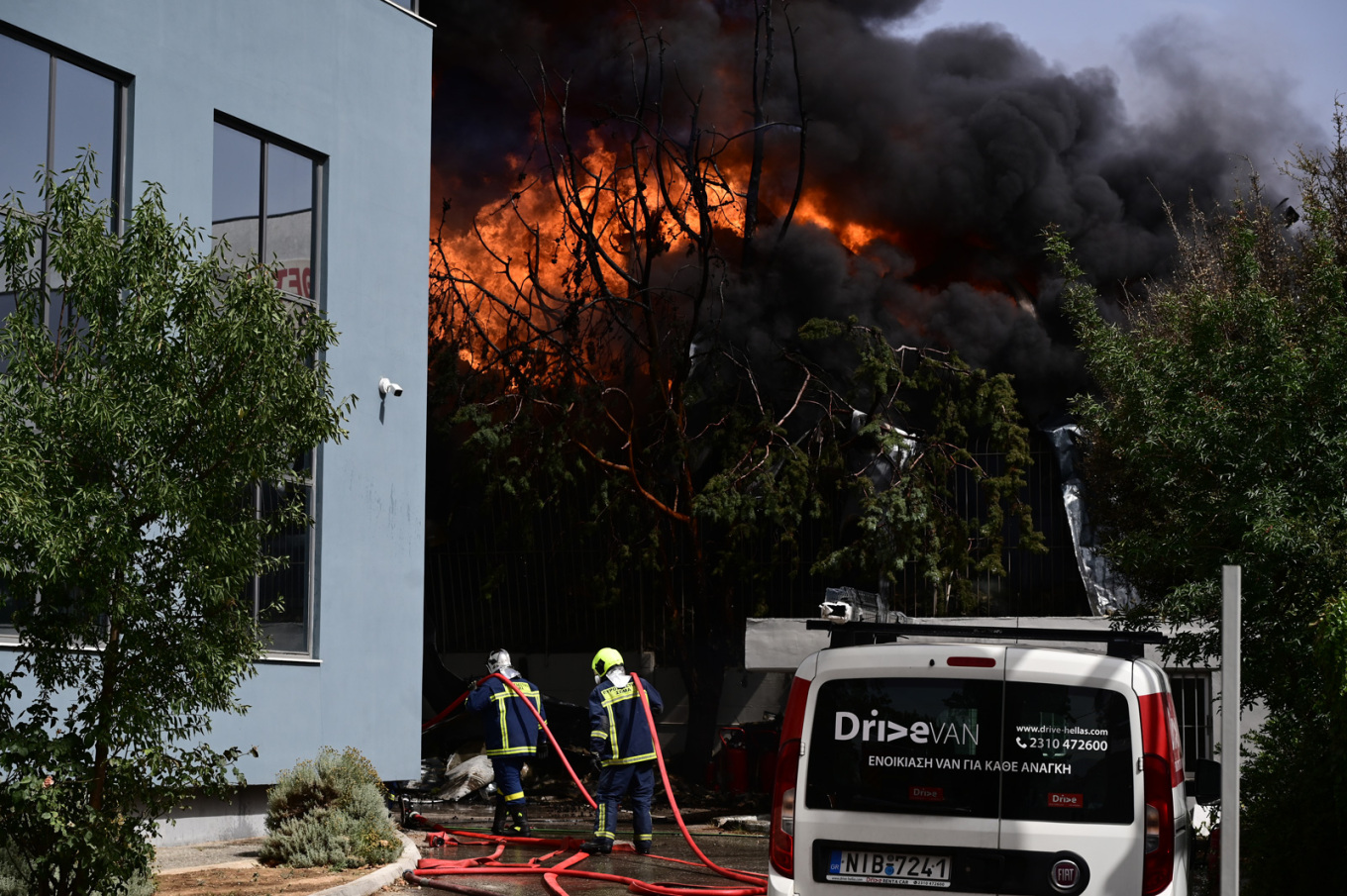 Κηφισιά: Μεγάλη φωτιά μετά από έκρηξη σε εργοστάσιο