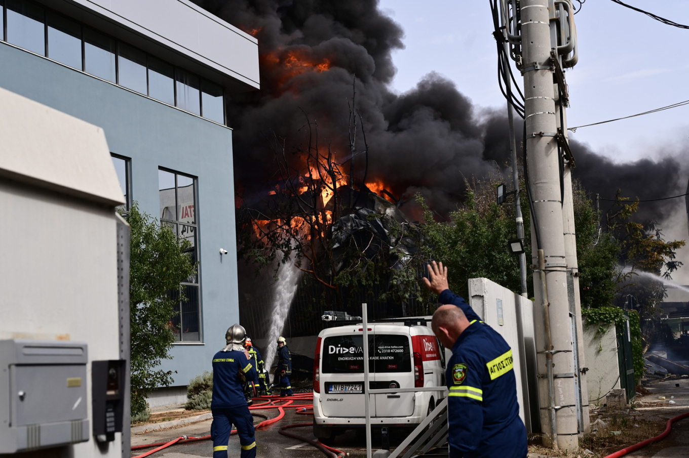 Κηφισιά: Μεγάλη φωτιά μετά από έκρηξη σε εργοστάσιο