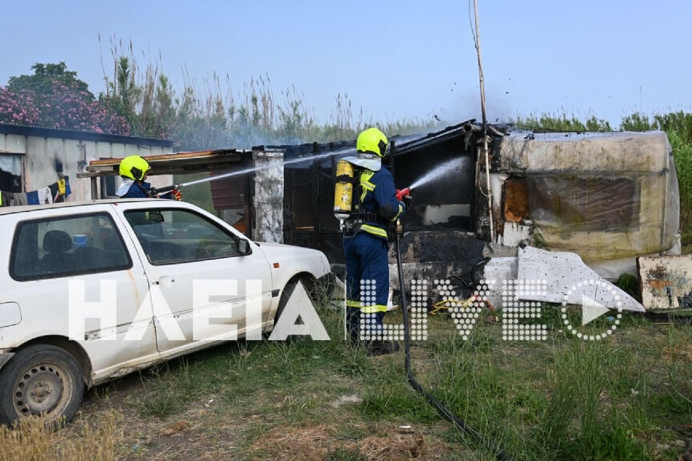 Η οργή άλλωστε από συγγενείς και φίλους της οικογένειας της 11χρονης ξεχειλίζει, όπως φάνηκε και χθες, όταν επιχείρησαν να λιντσάρουν τον 37χρονο δολοφόνο, την ώρα που έφτανε με περιπολικό στα δικαστήρια, προκειμένου να απολογηθεί. Για τον λόγο αυτό, μάλιστα, χρειάστηκε να μεταβεί ο εισαγγελέας στην Αστυνομική Διεύθυνση, προκειμένου να του απαγγείλει κατηγορίες.  Στο σημείο μετέβησαν δυνάμεις της Πυροσβεστικής Υπηρεσίας Πύργου, που έθεσαν τη φωτιά υπό έλεγχο.   Κανένα μέλος της οικογένειας του 37χρονου δεν 