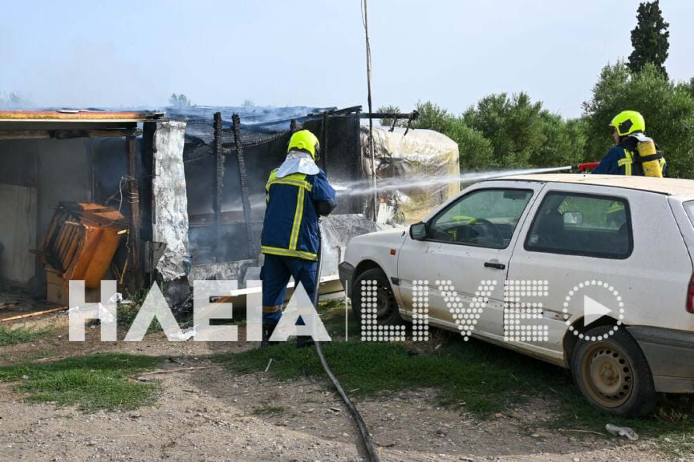 Η οργή άλλωστε από συγγενείς και φίλους της οικογένειας της 11χρονης ξεχειλίζει, όπως φάνηκε και χθες, όταν επιχείρησαν να λιντσάρουν τον 37χρονο δολοφόνο, την ώρα που έφτανε με περιπολικό στα δικαστήρια, προκειμένου να απολογηθεί. Για τον λόγο αυτό, μάλιστα, χρειάστηκε να μεταβεί ο εισαγγελέας στην Αστυνομική Διεύθυνση, προκειμένου να του απαγγείλει κατηγορίες.  Στο σημείο μετέβησαν δυνάμεις της Πυροσβεστικής Υπηρεσίας Πύργου, που έθεσαν τη φωτιά υπό έλεγχο.   Κανένα μέλος της οικογένειας του 37χρονου δεν 