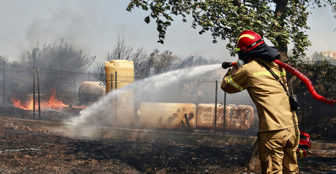 Φωτιά στη Βάρης - Κορωπίου, ζημιές σε σπίτια και επιχειρήσεις