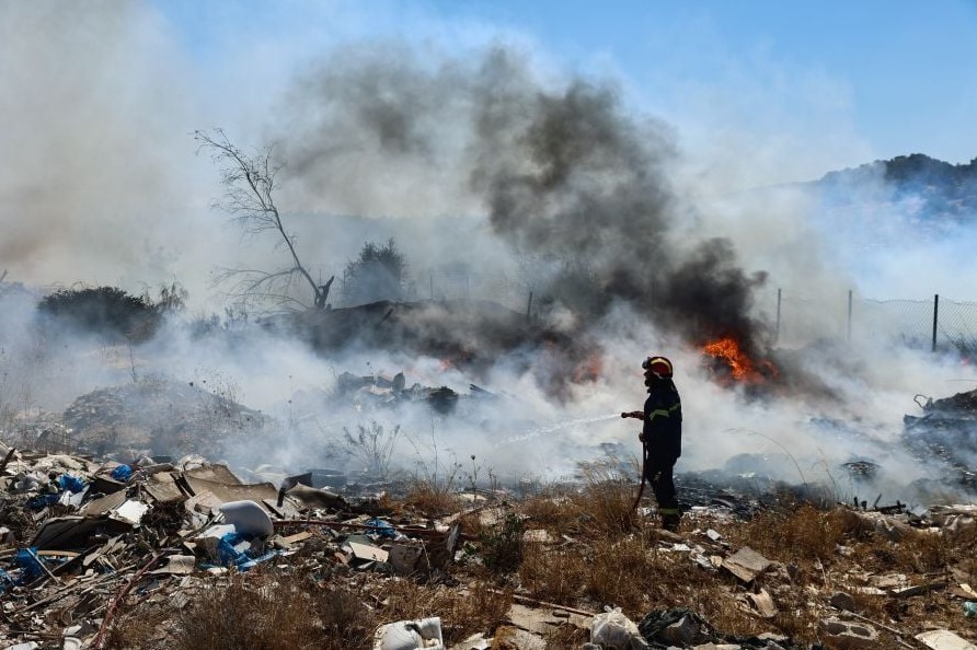 Φωτιά στη Βάρης - Κορωπίου, ζημιές σε σπίτια και επιχειρήσεις