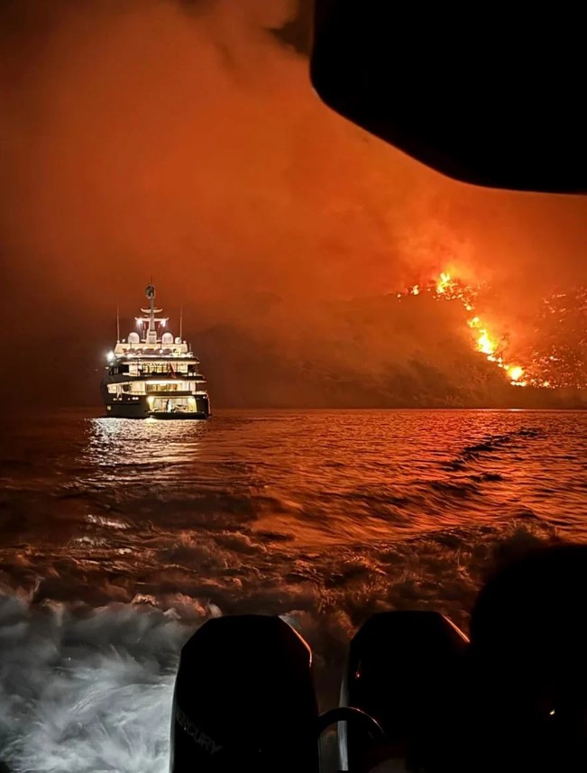 Ύδρα: Φωτιά σε δύσβατο σημείο από πυροτεχνήματα που πετούσε σκάφος