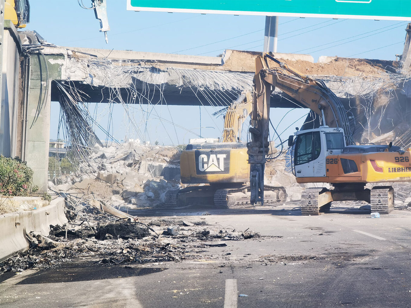 Κατεδαφίζεται η γέφυρα που υπέστη σοβαρές ζημιές μετά τη φωτιά σε βυτιοφόρο στην Αθηνών-Κορίνθου