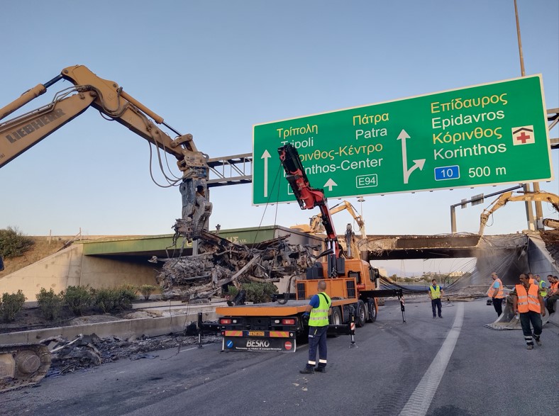 Κατεδαφίζεται η γέφυρα που υπέστη σοβαρές ζημιές μετά τη φωτιά σε βυτιοφόρο στην Αθηνών-Κορίνθου