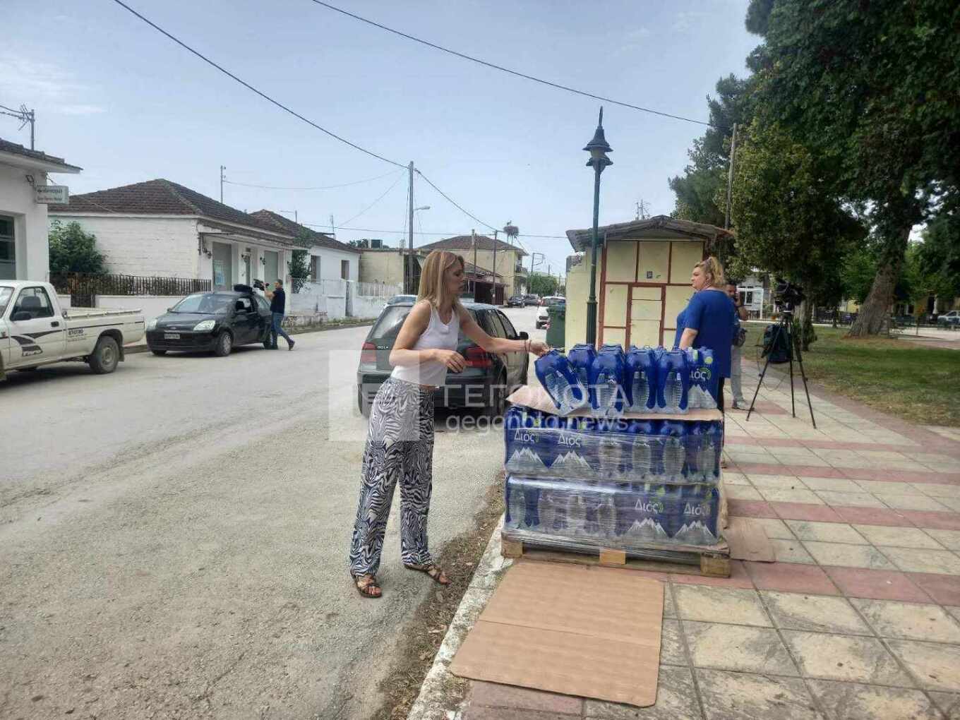 Μοιράζουν εμφιαλωμένα νερά στους κατοίκους στη Μαγνησία