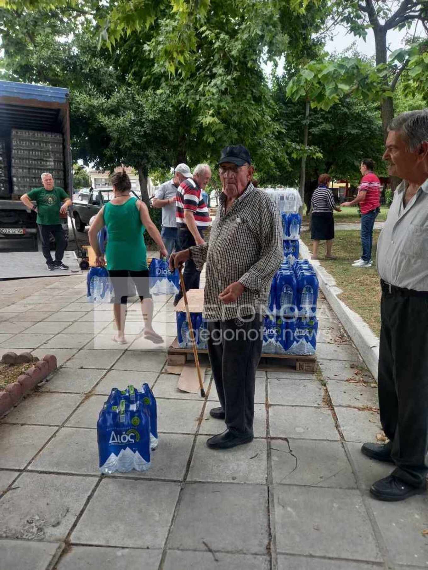 Μοιράζουν εμφιαλωμένα νερά στους κατοίκους στη Μαγνησία