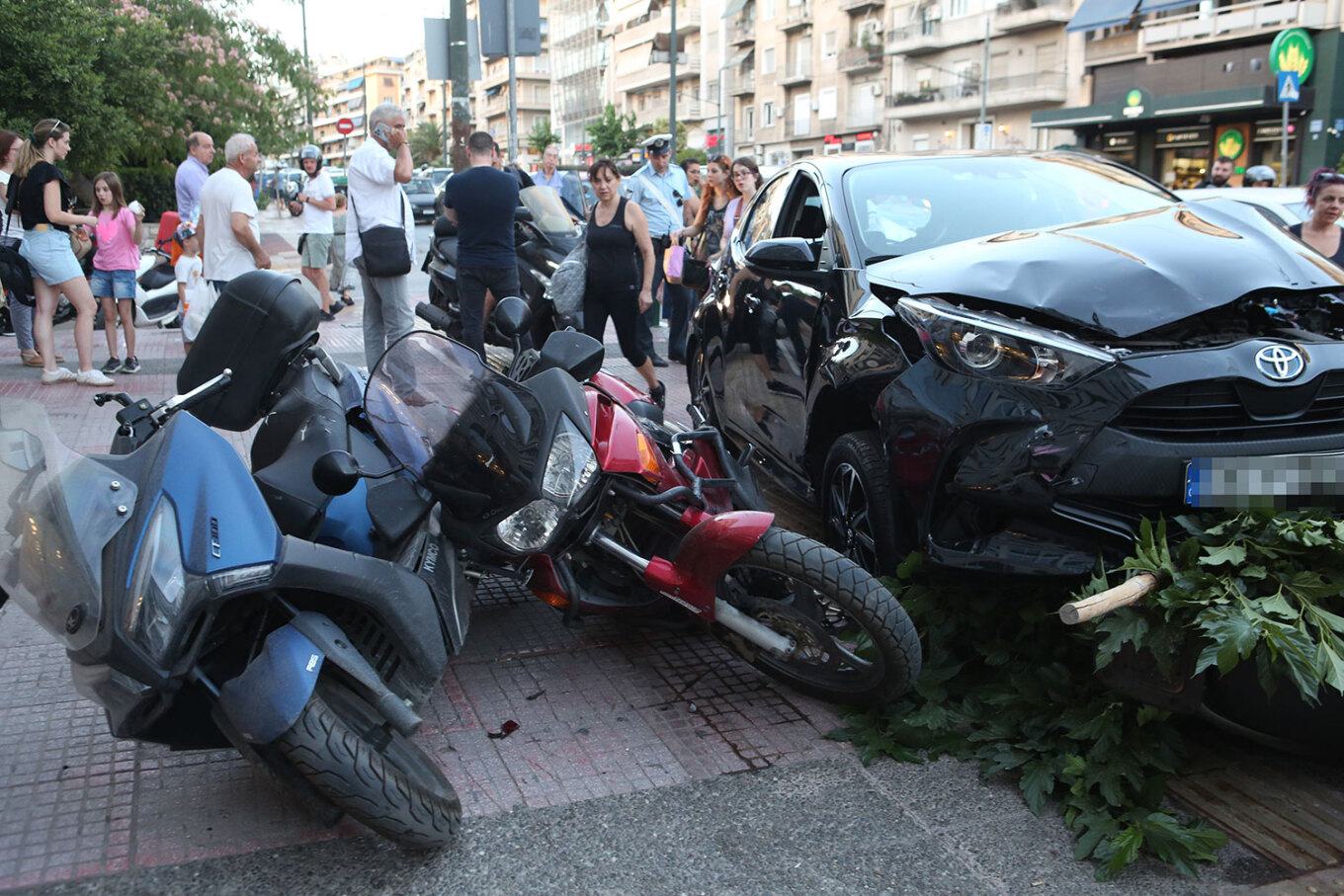 Τροχαίο στην Κηφισίας: Αυτοκίνητο καβάλησε πεζοδρόμιο και παρέσυρε πεζούς