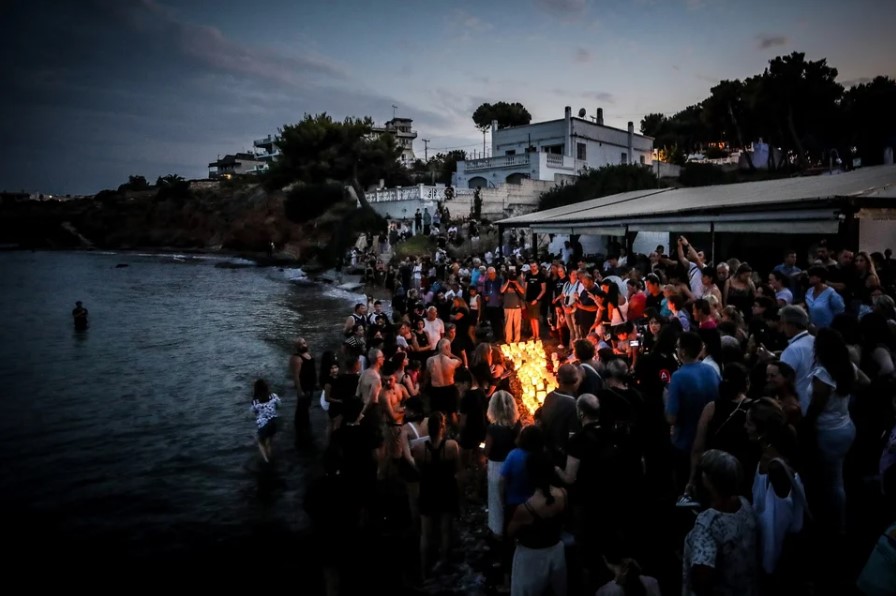 Συγκλονιστικές εικόνες στο Μάτι: 104 φαναράκια στη θάλασσα για τα θύματα της φονικής φωτιάς