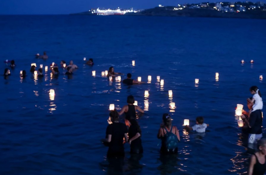 Συγκλονιστικές εικόνες στο Μάτι: 104 φαναράκια στη θάλασσα για τα θύματα της φονικής φωτιάς