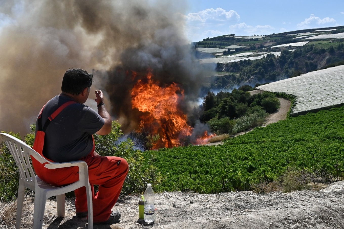 Ανεξέλεγκτη μαίνεται η φωτιά στην Κορινθία