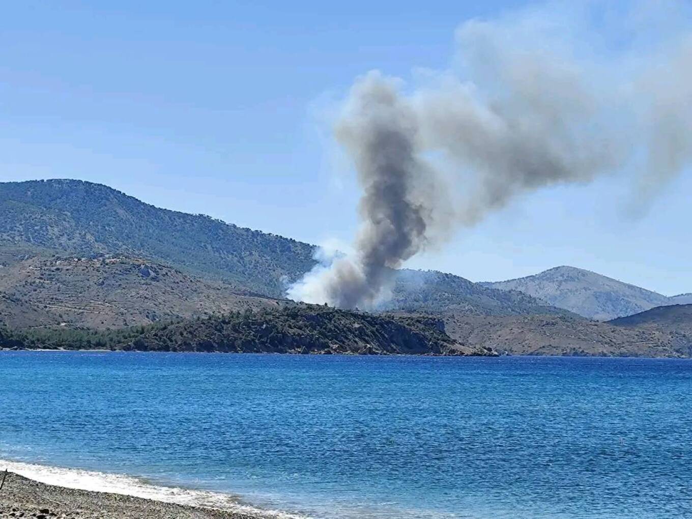 Χίος: Μαίνεται φωτιά στη Σιδηρούντα