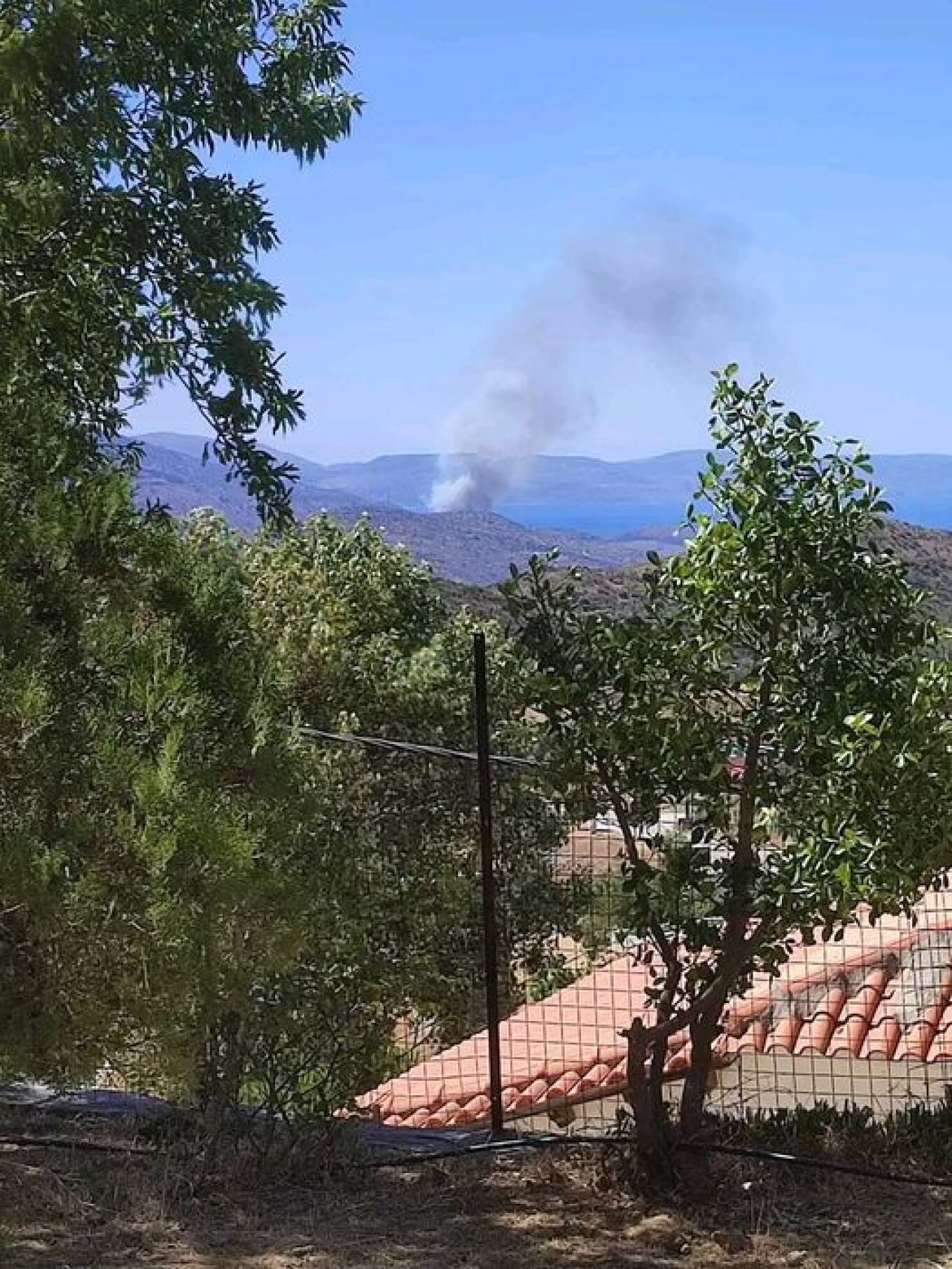 Χίος: Μαίνεται φωτιά στη Σιδηρούντα
