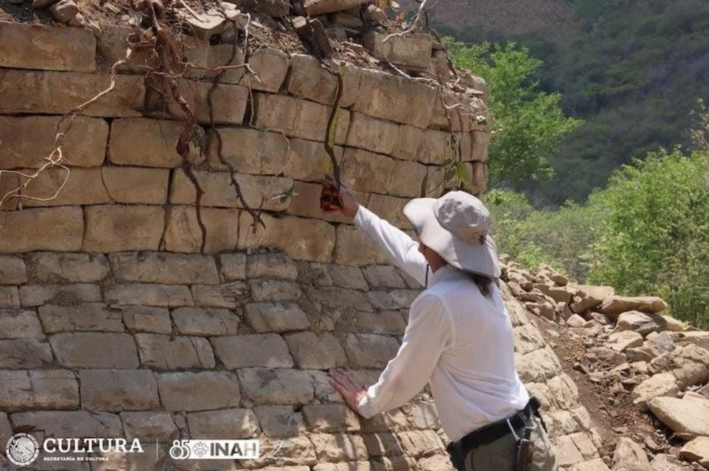 Ένα κυκλικό οικοδόμημα και ένα γήπεδο, και τα δύο από την προ-ισπανική περίοδο, εντοπίστηκαν σε έναν αρχαιολογικό χώρο. Η κυκλική δομή και τα γύρω ερείπια ανακαλύφθηκαν στην περιοχή Tecacahuaco, μια πόλη στην περιοχή Huasteca της πολιτείας Hidalgo στο κέντρο του Μεξικού, ανακοίνωσε το Εθνικό Ινστιτούτο Ανθρωπολογίας και Ιστορίας της χώρας (INAH). Η ανακάλυψη έγινε τυχαία από έναν κάτοικο που ήθελε να επεκτείνει τη γη του. Αυτός έσπευσε στις τοπικές αρχές να δείξει τα ευρήματα και στην συνέχεια, το INAH ενημ