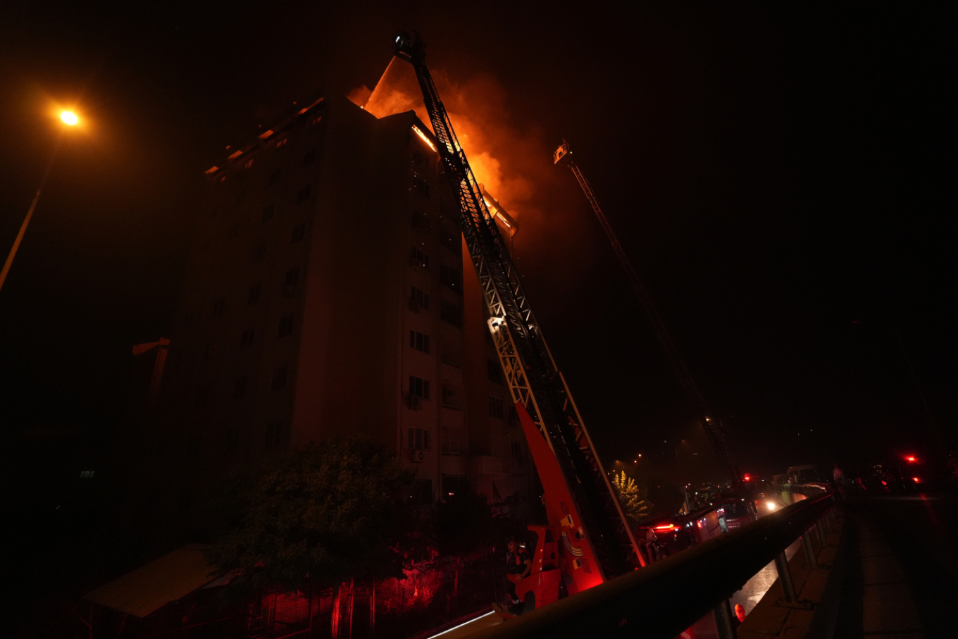 Πύρινη κόλαση στο Κορδελιό, οι φλόγες έφτασαν στα περίχωρα της Σμύρνης