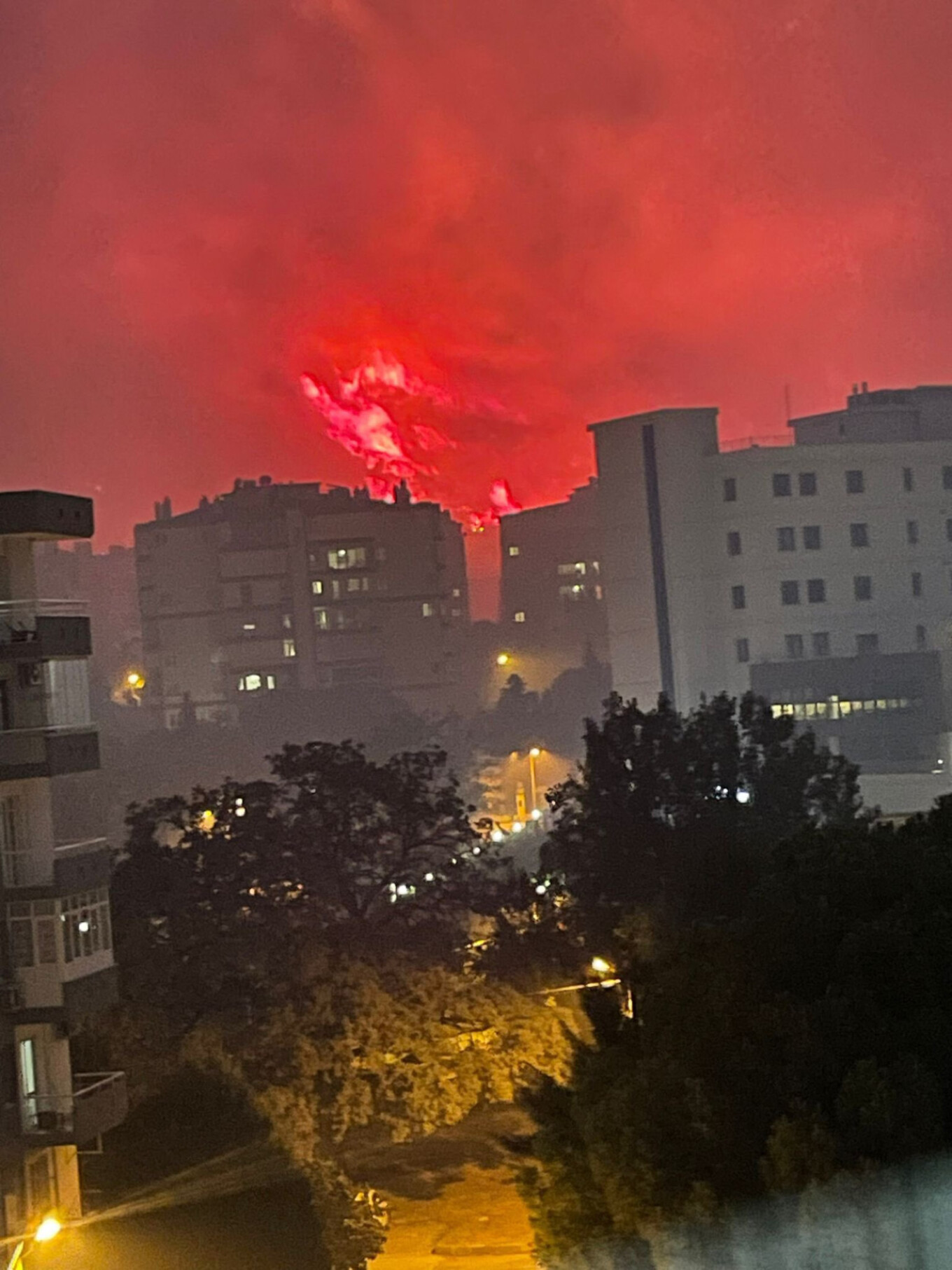 Πύρινη κόλαση στο Κορδελιό, οι φλόγες έφτασαν στα περίχωρα της Σμύρνης