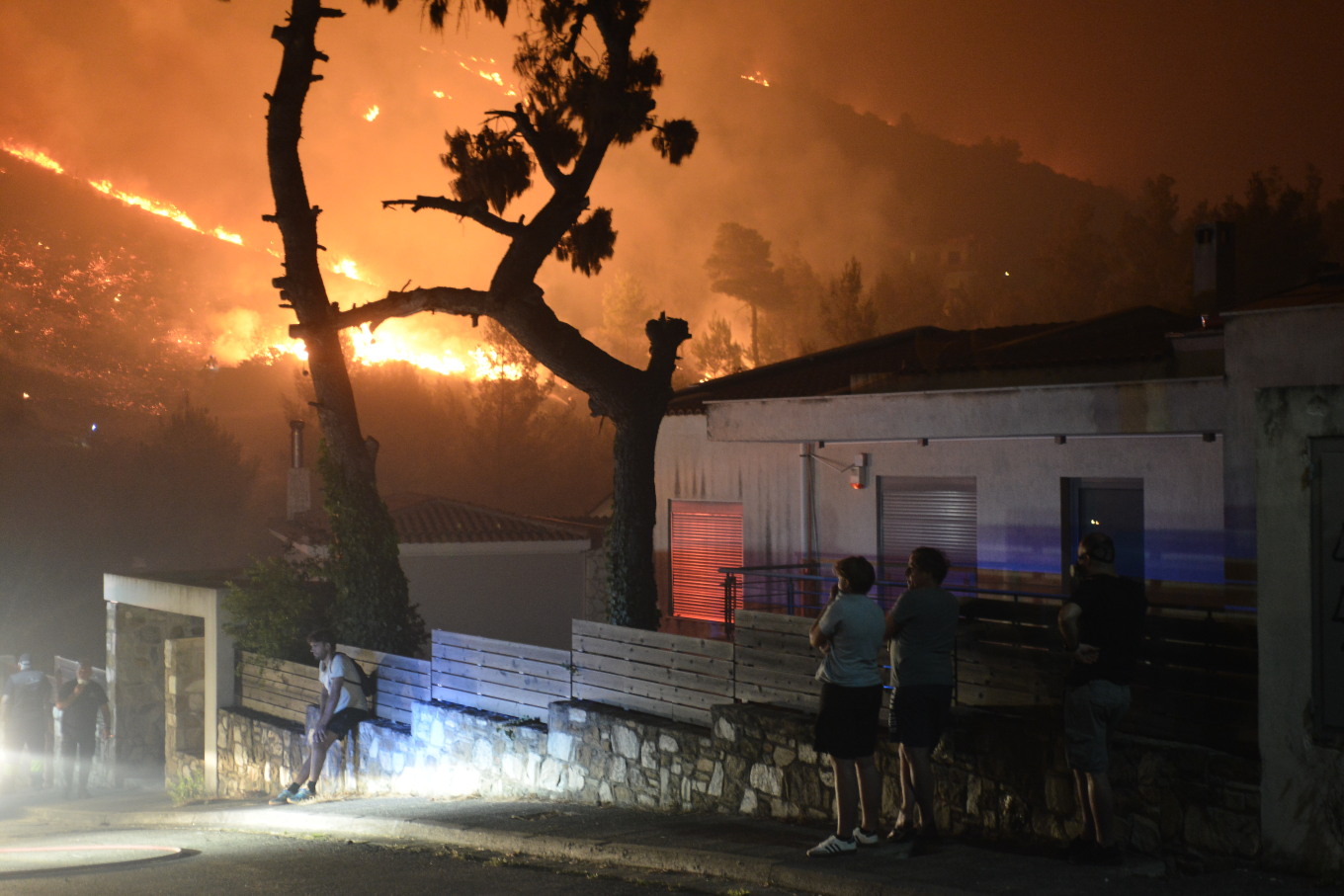 Πύρινη κόλαση στη βορειοανατολική Αττική