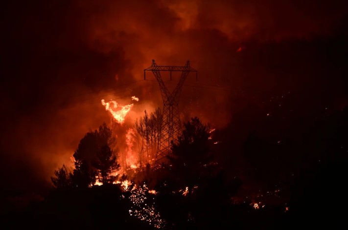 Πύρινη κόλαση στη βορειοανατολική Αττική