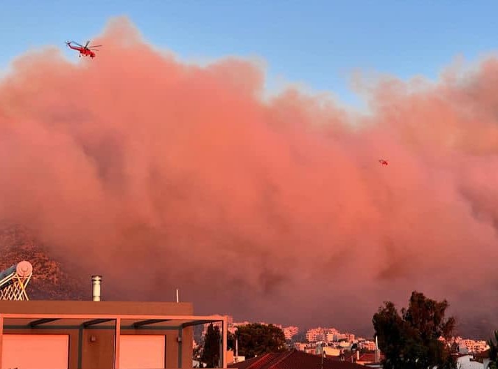 Εκτός ελέγχου η φωτιά - Με 32 εναέρια μέσα η τιτάνια μάχη