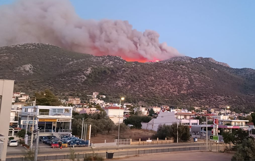 Εκτός ελέγχου η φωτιά - Με 32 εναέρια μέσα η τιτάνια μάχη