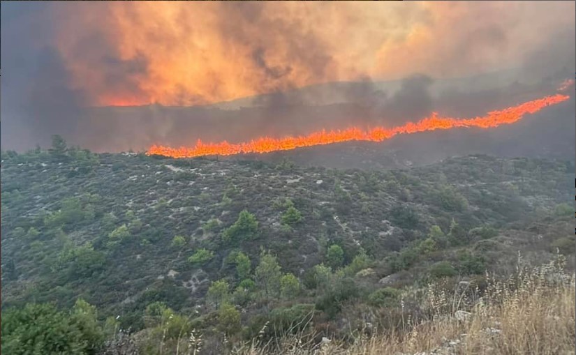 Εκτός ελέγχου η φωτιά - Με 32 εναέρια μέσα η τιτάνια μάχη