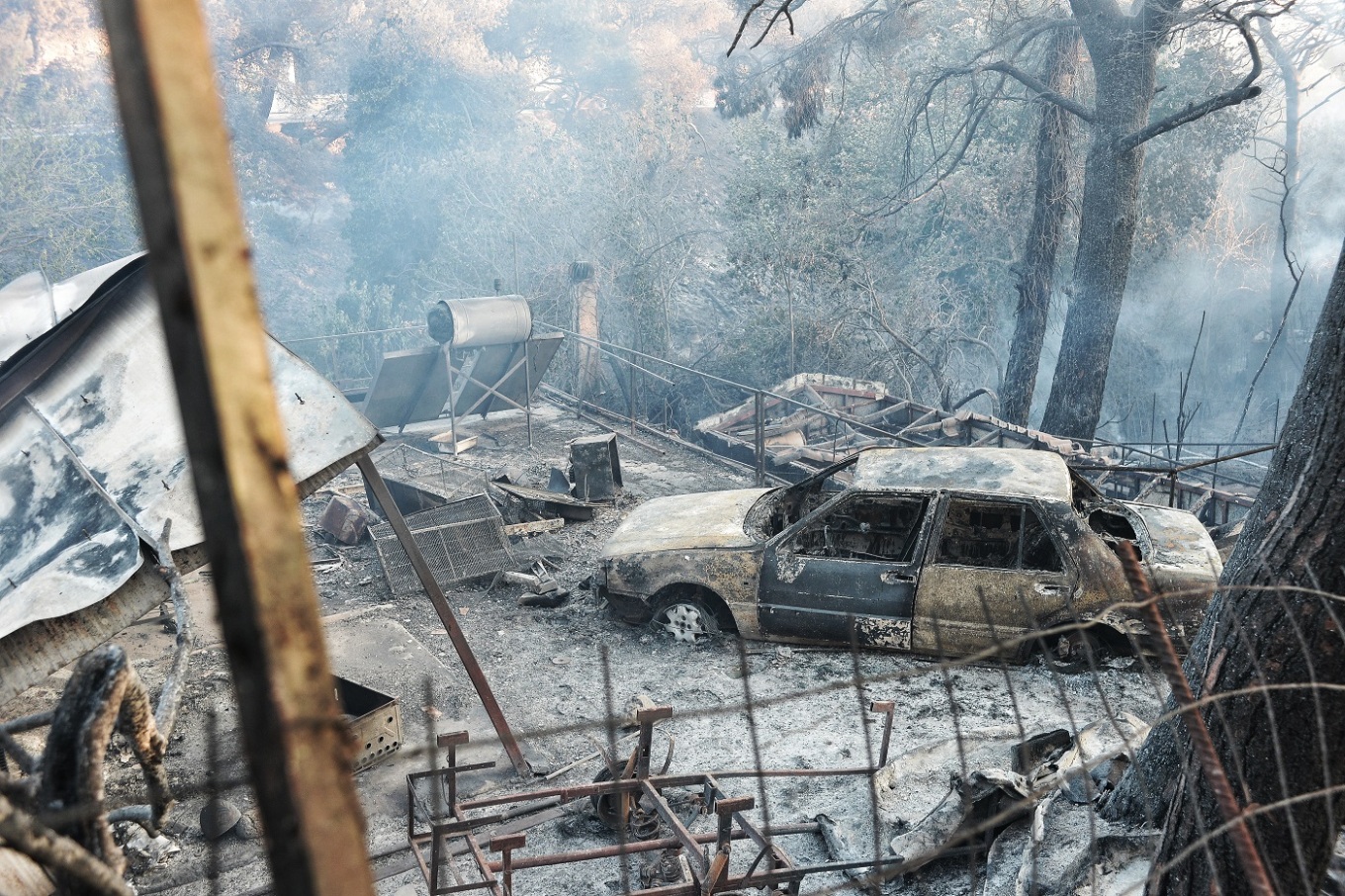 Κάηκαν τουλάχιστον 100.000 στρέμματα, δεκάδες σπίτια και επιχειρήσεις