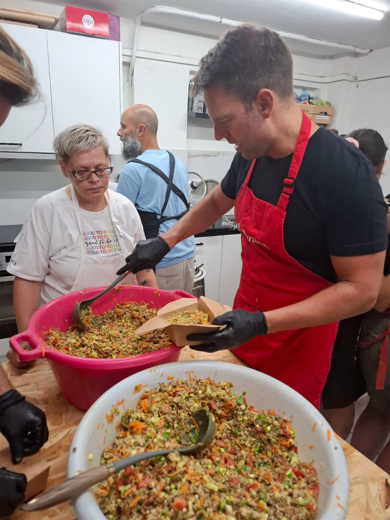 O Κασσελάκης επισκέφθηκε την οργάνωση «Humanity Greece» και μαγείρεψε