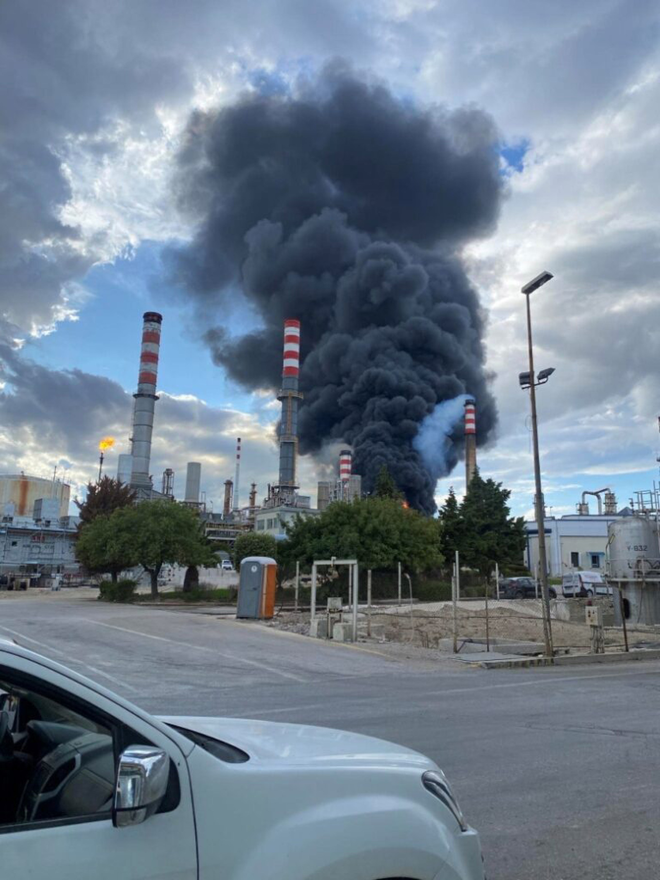 Φωτιά στα διυλιστήρια στους Αγίους Θεοδώρους