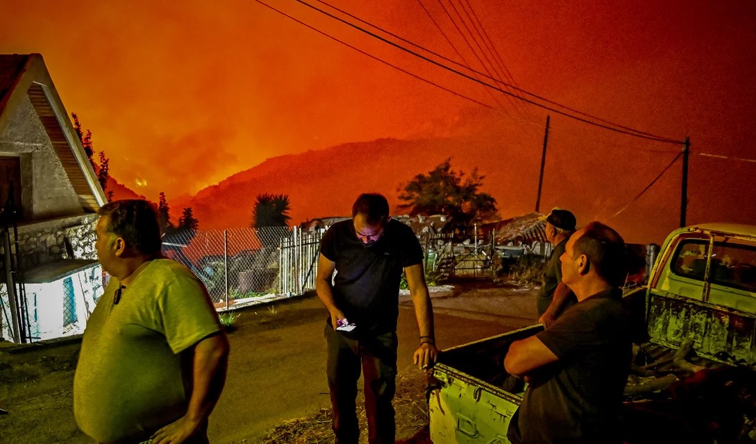 Φωτιά στην Κορινθία: Βρέθηκαν δύο απανθρακωμένες σοροί