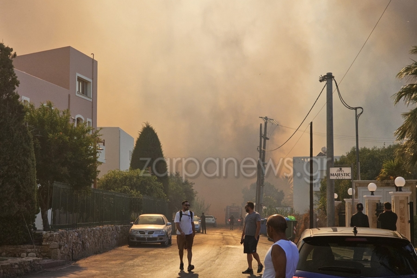 Φωτιά στον Πλατανιά Χανίων - Εκκενώνονται προληπτικά ξενοδοχεία (Video&Photos)