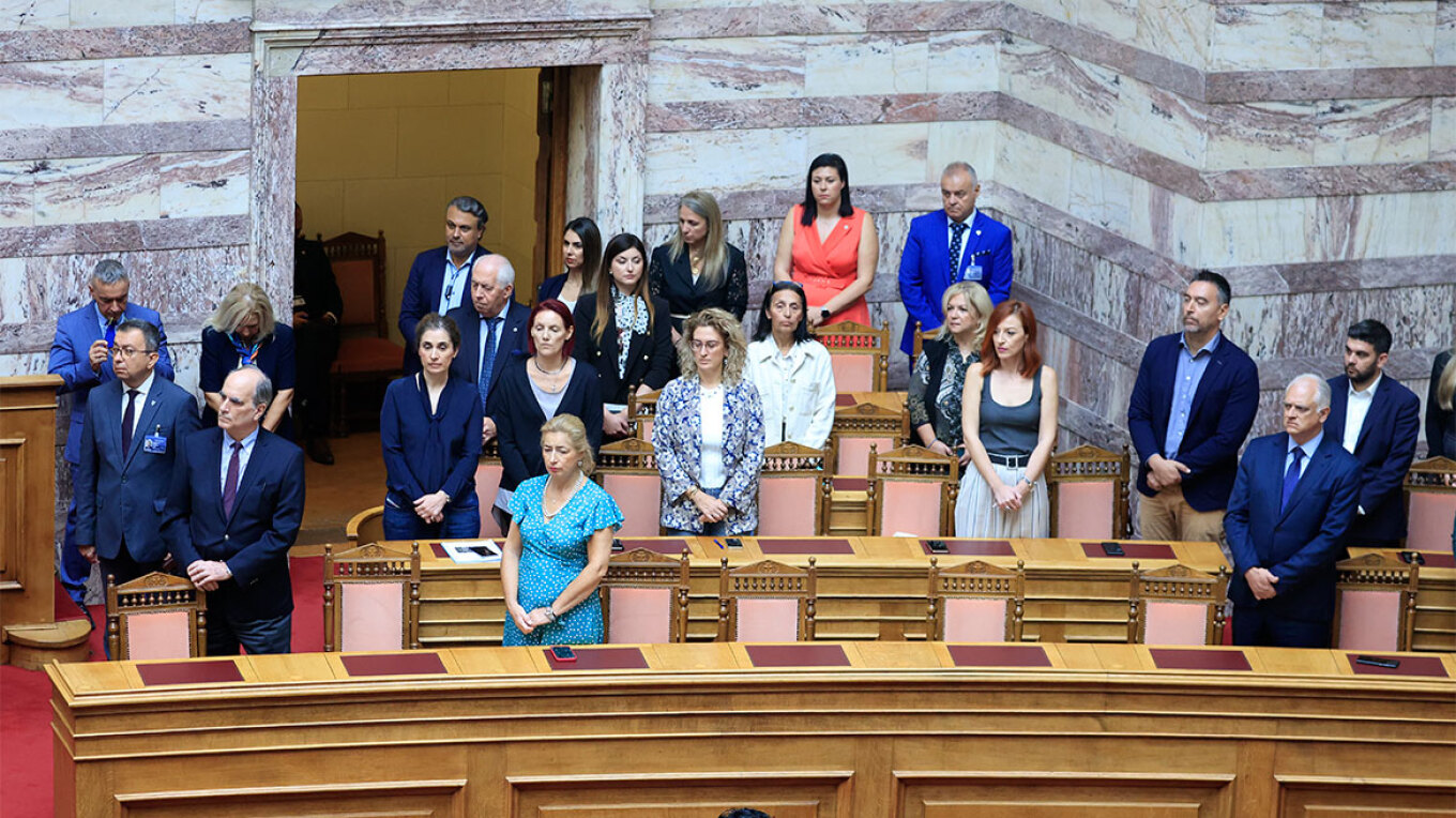 Τα πηγαδάκια στον αγιασμό στη Βουλή