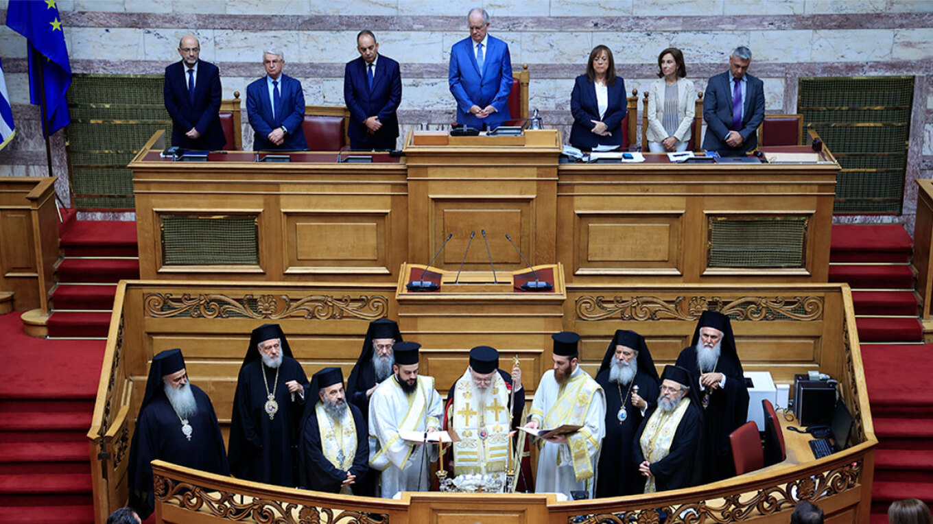 Πραγματοποιήθηκε στις 11 το πρωί στη Βουλή ο καθιερωμένος αγιασμός για την έναρξη της νέας κοινοβουλευτικής περιόδου. Τον Αγιασμό τέλεσε ο Αρχιεπίσκοπος Αθηνών και Πάσης Ελλάδος, Ιερώνυμος, ενώ το παρών έδωσε ο Πρωθυπουργός, Κυριάκος Μητσοτάκης. Πληροφορίες αναφέρουν ότι η βουλευτής της Νέας Δημοκρατίας Δόμνα Μιχαηλίδου ένιωσε ξαφνική αδιαθεσία κατά τη διάρκεια της τελετής.  Ο βουλευτής Καρδίτσας της Νέας Δημοκρατίας και ιατρός Τέλης Σπάνιας της μέτρησε τον σφυγμό, ενώ οι υπάλληλοι Βουλής της έδωσαν νερό.