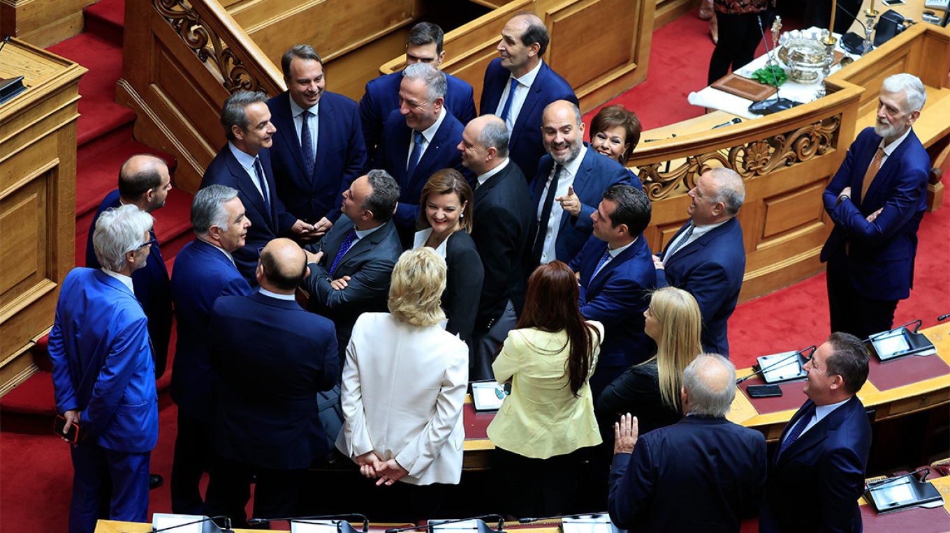 Τα πηγαδάκια στον αγιασμό στη Βουλή