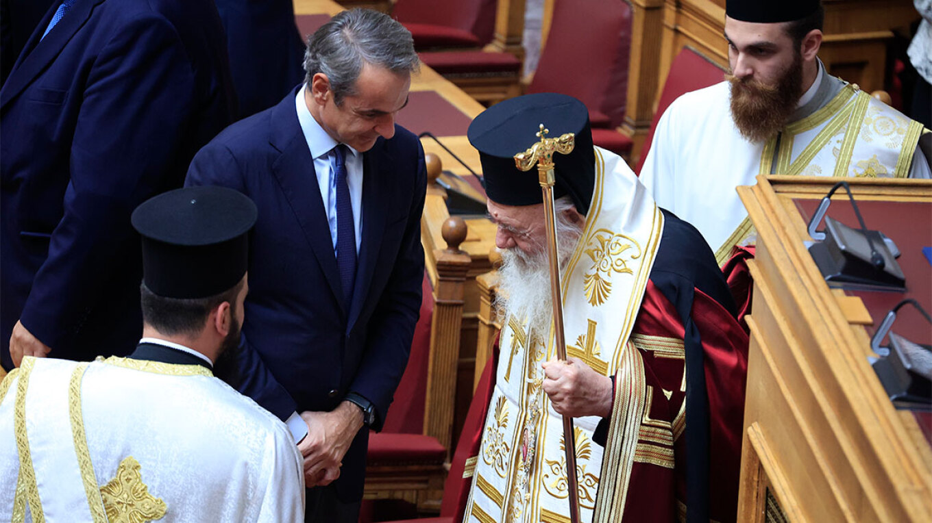 Τα πηγαδάκια στον αγιασμό στη Βουλή